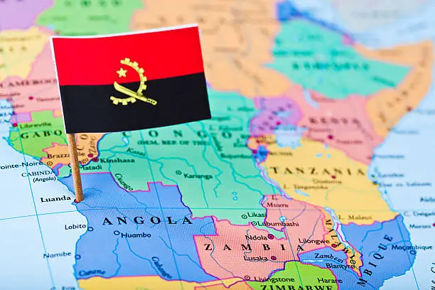 Localização de Angola na África, com destacada principais cidades angolanas.