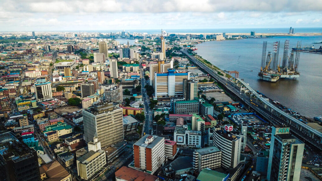 Lagos, capital da Nigéria, uma metrópole com mais de 15 milhões de habitantes.