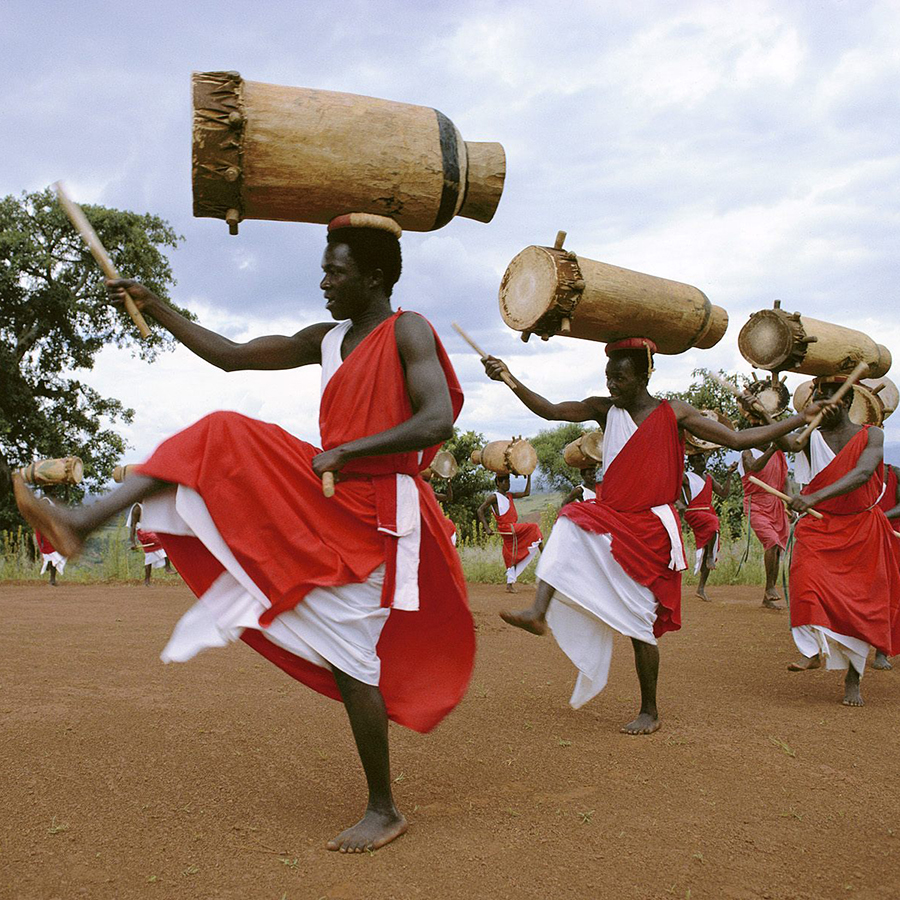 Tambores feitos de troncos de árvore oca recobertos com peles de animais no Burundi. 