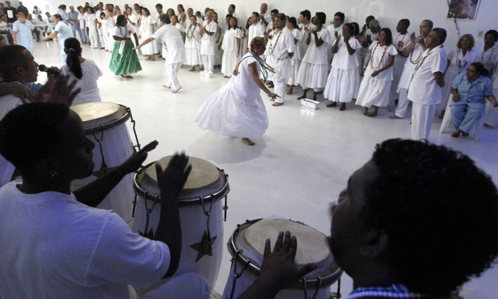 Imagem mostra um gira em um terreiro de Umbanda no Rio de Janeiro.