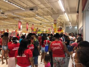 Foto de 2022 mostra integrantes do MLB realizando manifestação em supermercado no shopping Midway Mall, em Natal; o grupo reivindicava cestas básicas.