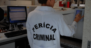 Perito Criminal dentro do laboratório.