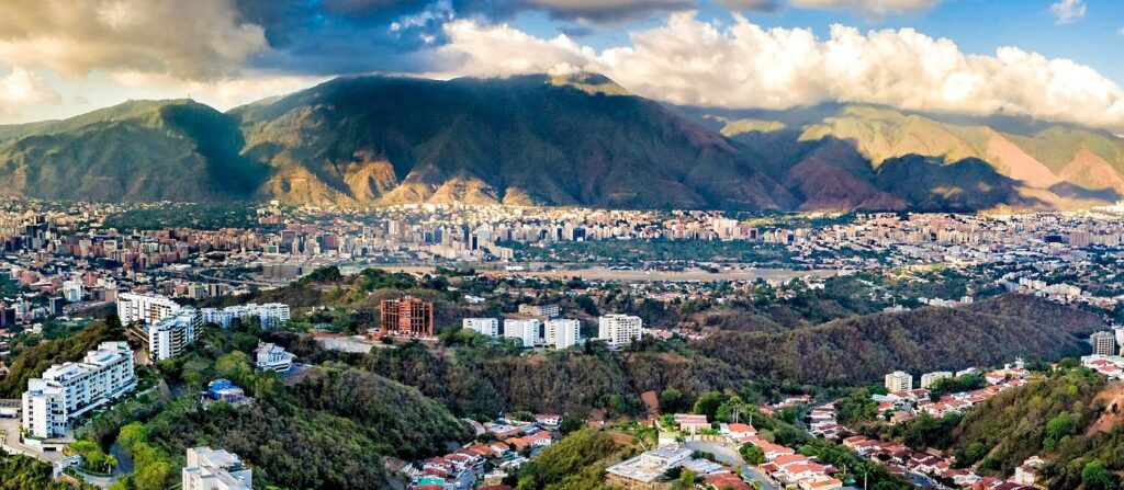 Vista aérea da capital do país, a cidade de Caracas.