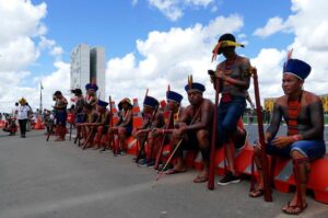 Indígenas realizando protesto na Esplanada dos Ministérios, em Brasília, em 2019.