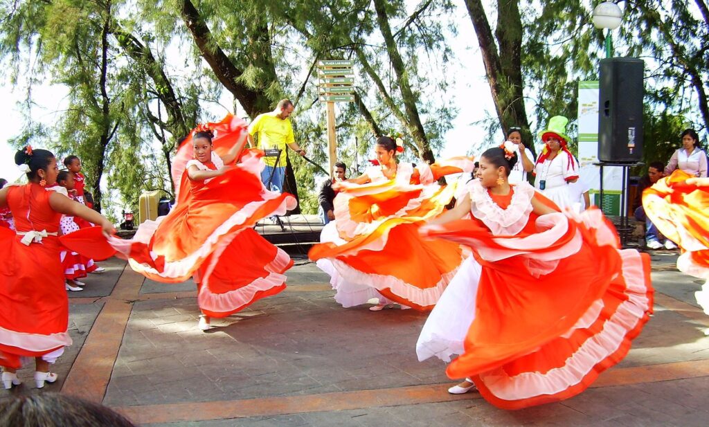 Apresentação de joropo no Parque Nacional Warairarepano, celebrando a música e a cultura tradicional da Venezuela.