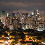Vista de São Paulo a noite, a cidade mais populosa do Brasil.