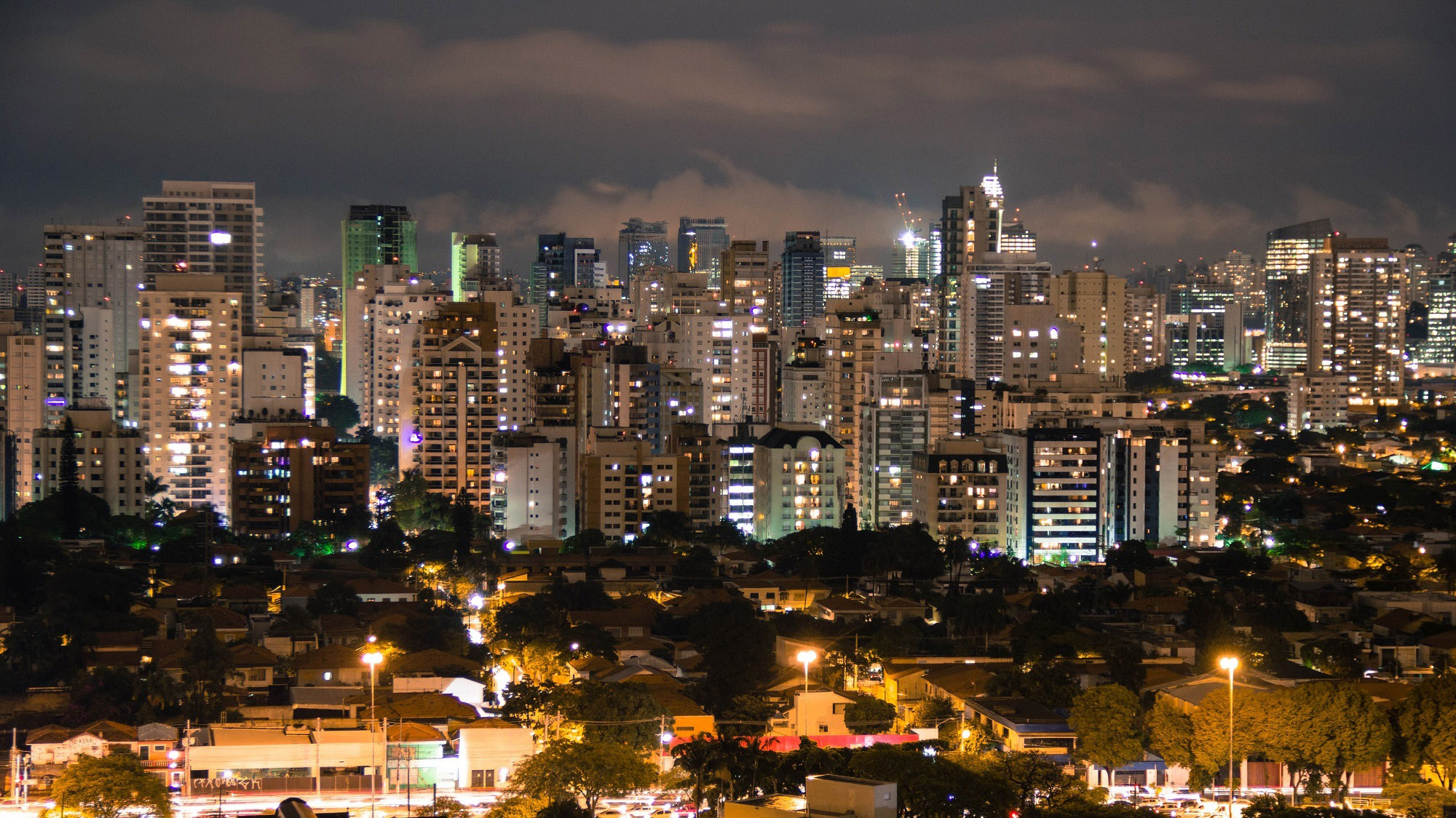 Vista de São Paulo a noite, a cidade mais populosa do Brasil.