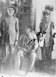 Foto de 1927 mostra o cangaceiro Jararaca preso em Mossoró, ao lado de dois soldados da Polícia Militar do Rio Grande do Norte (PMRN).