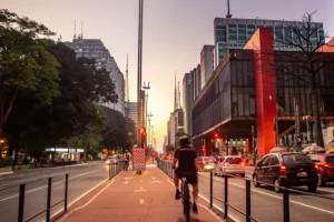 Avenida Paulista com o MASP ao fundo. 