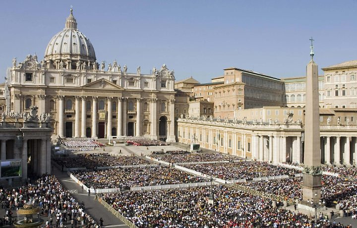 Basílica de São Pedro, no Vaticano, símbolo da Igreja Católica Romana e da autoridade papal.