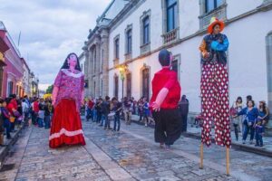 Bonecos gigantes de Olinda: tradição folclórica que anima o Carnaval com cores vibrantes e personagens históricos.
