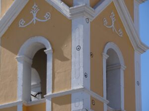 Perfurações no campanário ainda testemunham o tiroteio protagonizado pelos cangaceiros de Lampião.