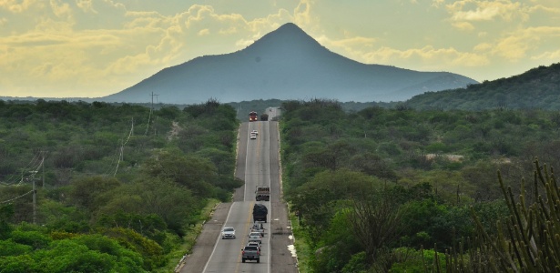 Pico do Cabugi avistado a partir da BR-304; a montanha fica entre as cidade de Natal e Mossoró, as duas cidades mais populosas do RN. 