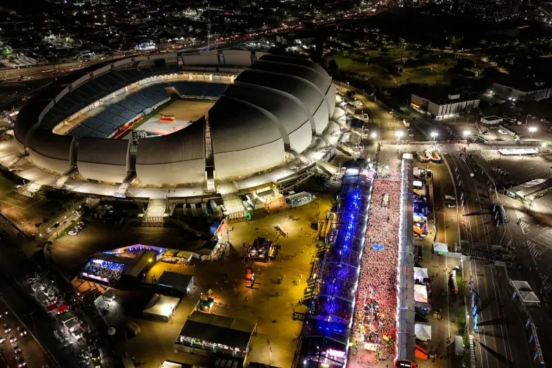 O Carnatal é considerado o maior carnaval fora de época do Brasil, acontece no estacionamento do Arena da Dunas. 
