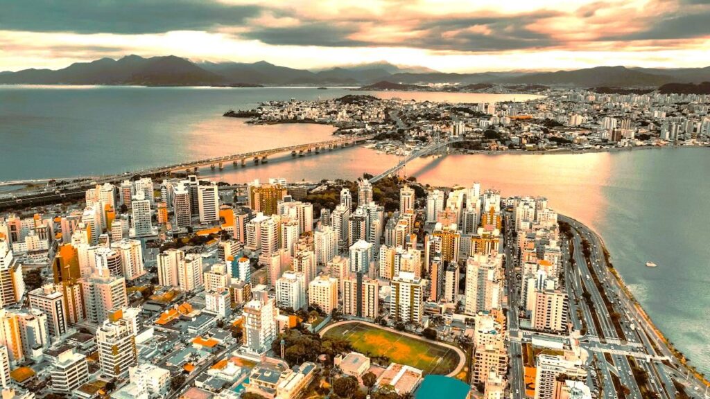 Também chamada de "Floripa", Florianópolis é a capital de Santa Catarina.
