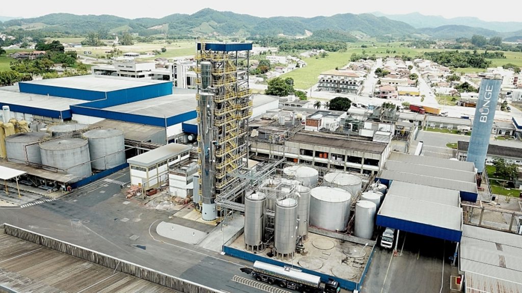 Imagem aérea mostra a Bunge, empresa global de alimentos, grãos e agronegócio, sediada em Gaspar (SC).