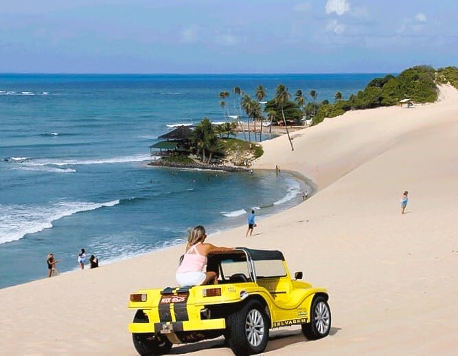 O passeio de Buggy nas dunas de Genipabu, no litoral norte potiguar é uma das experiências mais incríveis que o turista pode desfrutar no RN. 