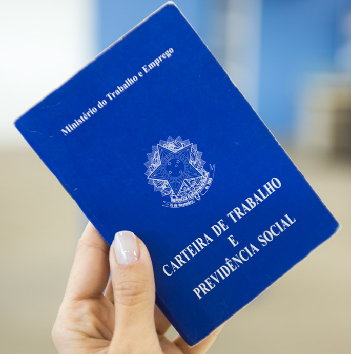 A caracterização de emprego no âmbito brasileiro atrai deveres e direitos previstos na CLT - Consolidação das Leis Trabalhistas. 