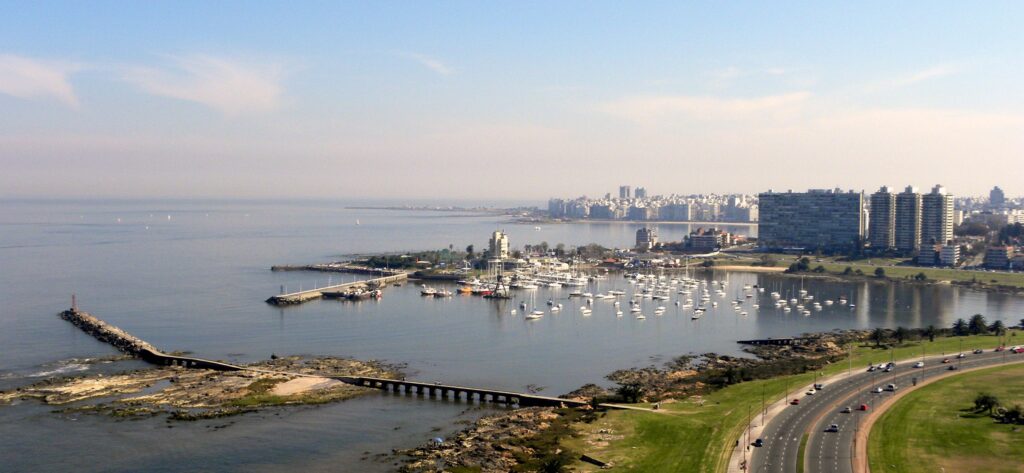 Montevidéu é famosa por sua Rambla, uma extensa avenida à beira do rio, e por sua arquitetura que mistura estilos coloniais e modernos.