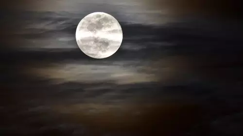 Imagem mostra exemplo de noite com a lua "cheia".