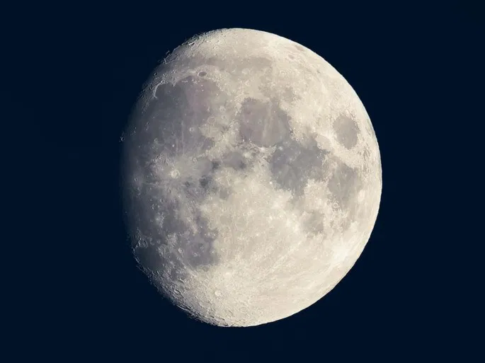 Lua em sua fase "quarto minguante".