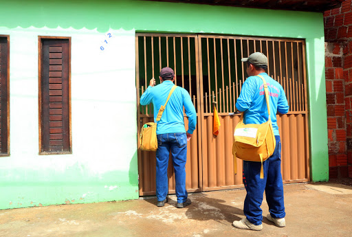 Agentes de endemias realizam visita domiciliar em residência na cidade de Mossoró, no Rio Grande do Norte.