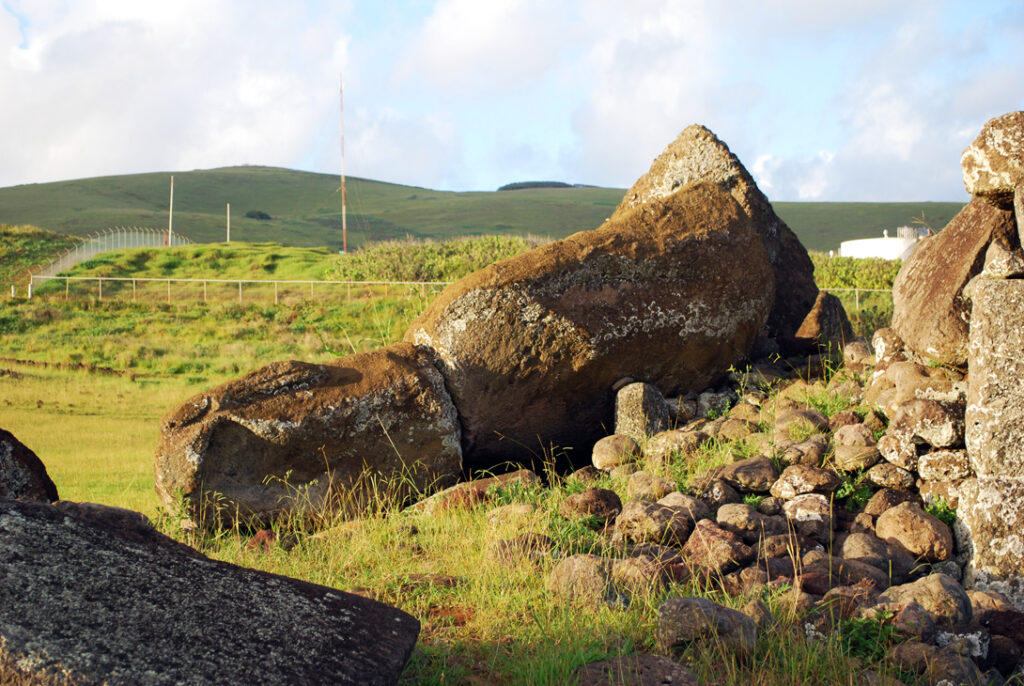 Moai Paro tombado, fica no norte da ilha