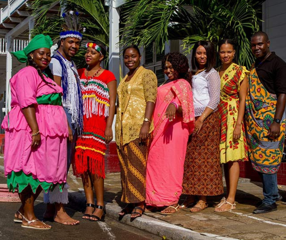 A composição étnica da Guiana Francesa carrega uma forte herança da cultura crioula e da influência africana, refletida nas tradições e no cotidiano da população local.