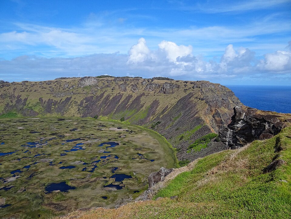 Os vulcões Maunga Terevaka, Poike e Rano Kau ficam em cada extremidade da ilha