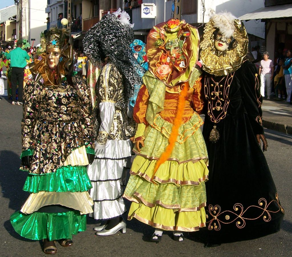 As Touloulous, mulheres mascaradas em trajes de gala, são o maior símbolo do Carnaval da Guiana Francesa e comandam os tradicionais bailes mantendo o anonimato completo.