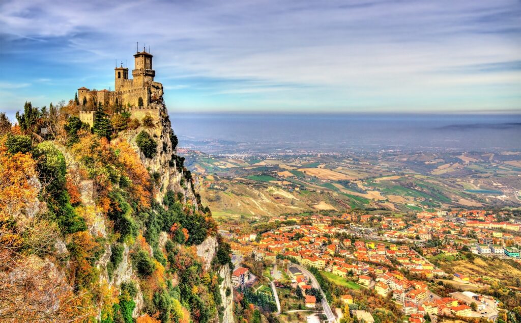 Uma curiosidade de San Marino é que ele localiza-se dentro da Itália.